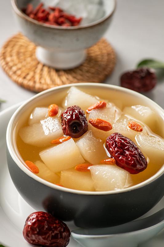 苹果红枣枸杞煮水的养生功效和注意事项 苹果红枣枸杞煮水是一种常见