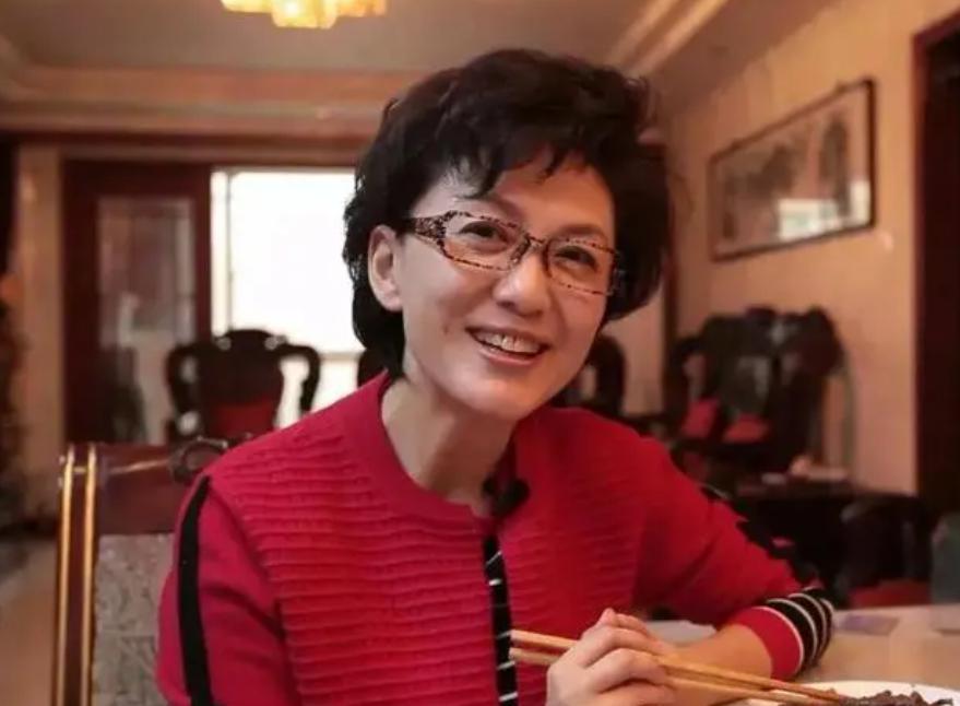 海霞和康辉的"秘密"关系 海霞和康辉曾经都是《新闻联播》的主播,在职