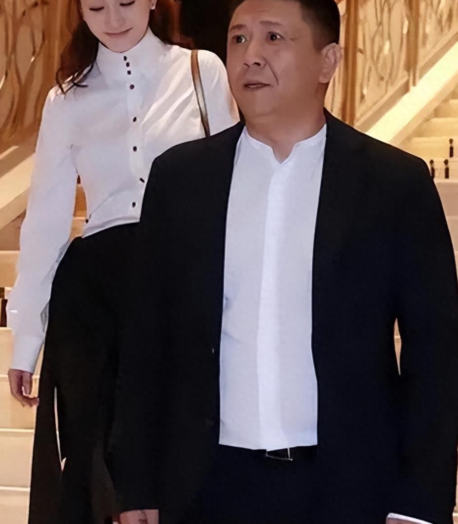 孙东海:富商背后的"渣男"形象 孙东海,北京富商,娱乐圈"大哥",曾投资