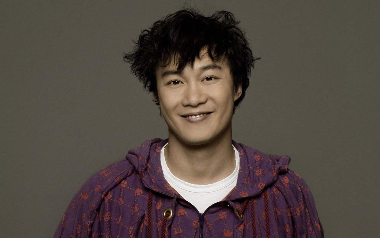 陈奕迅演唱会插曲 陈奕迅在演唱会上幽默地回应粉丝的呼唤,表现出了