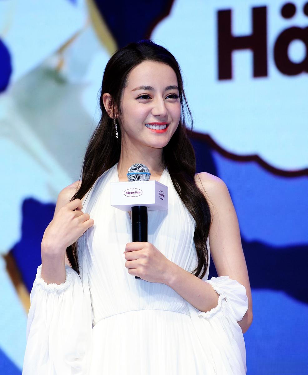 盛典背后的迪丽热巴 迪丽热巴和李沁在时尚盛典上展现出了不同于其他