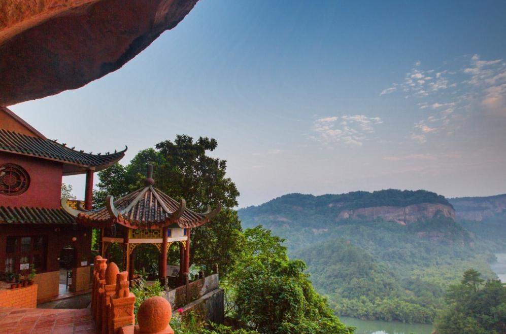 锦石岩寺:中国最危险的寺庙 万丈悬崖下的宁静寺庙寺庙是中国佛教信仰