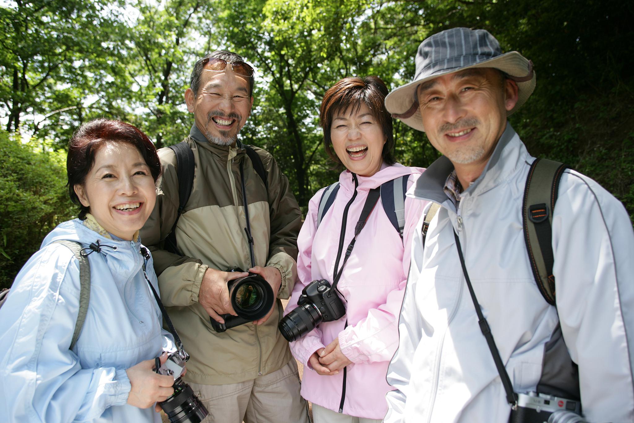 老年人旅游合影图片