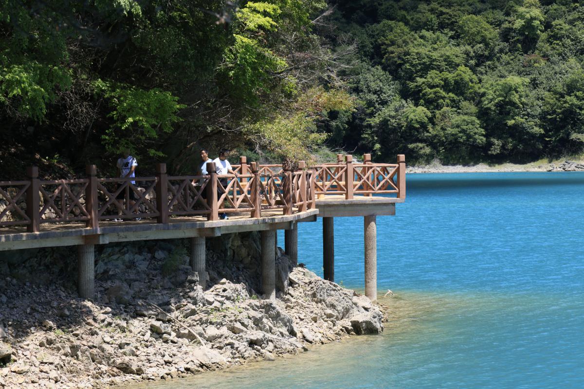 位于中国甘肃陇南市文县,是一处被大自然和人文交织而成的旅游胜地