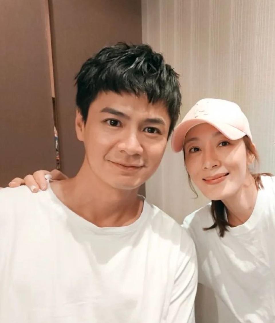 杨怡罗仲谦一家四口温馨全家福 杨怡罗仲谦夫妻俩在外地提前一起庆生