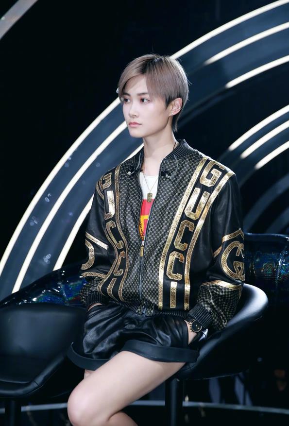 万鹏,范丞丞,李宇春的近况 万鹏参演的电视剧《偷走他的心》刚刚拍完