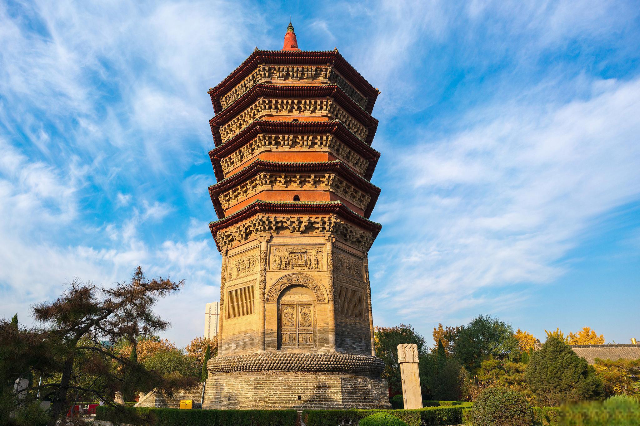 外国游客无人机撞损文峰塔 河南安阳市的文峰塔成为社交媒体上热议的