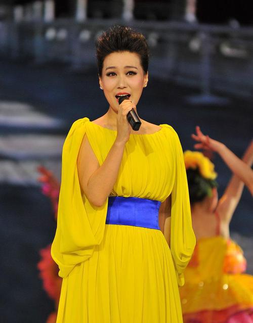 我这辈子最正确的决定 谭晶是一个成功的歌唱家,也是一个幸福的妻子和