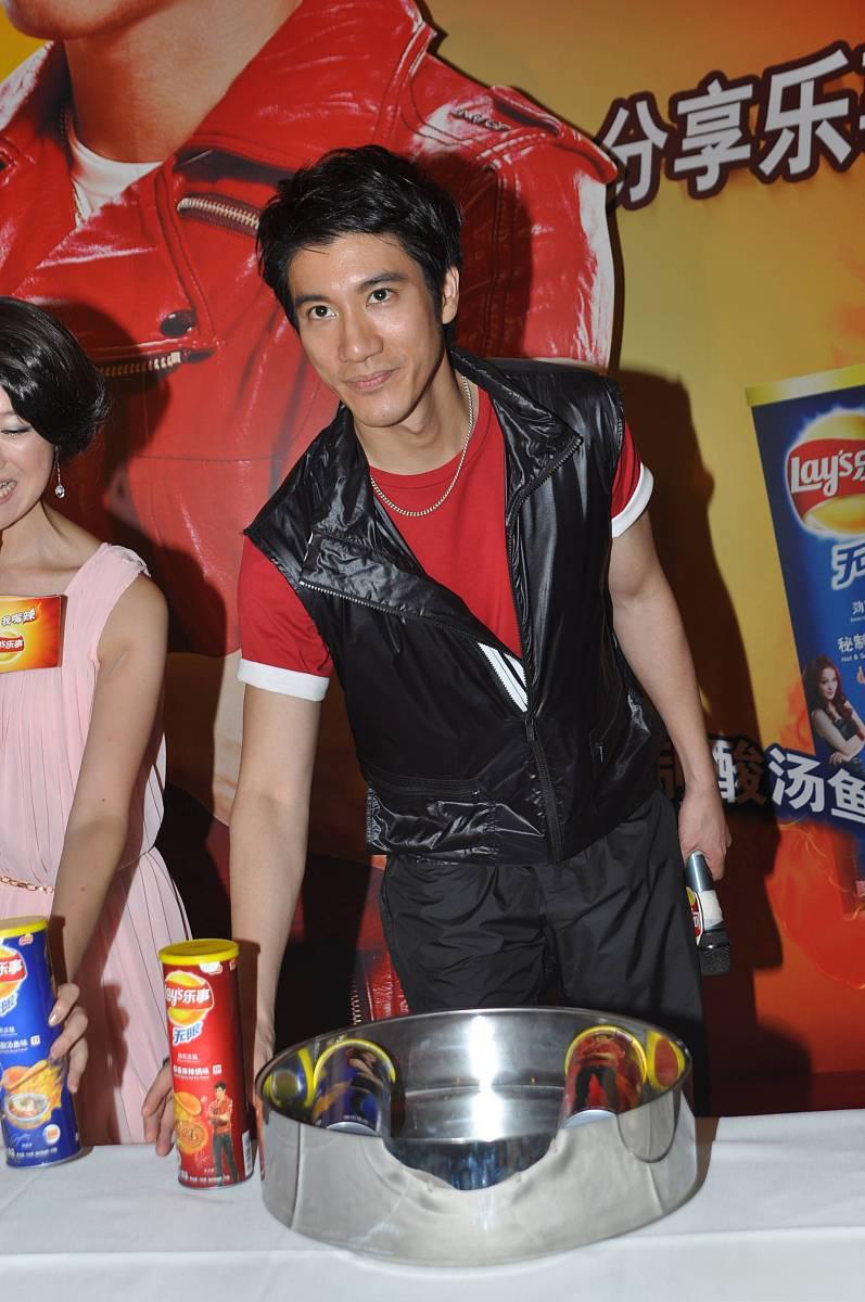 周杰伦与王力宏同台飙歌 周杰伦与王力宏在音乐盛典上同台飙歌,两人