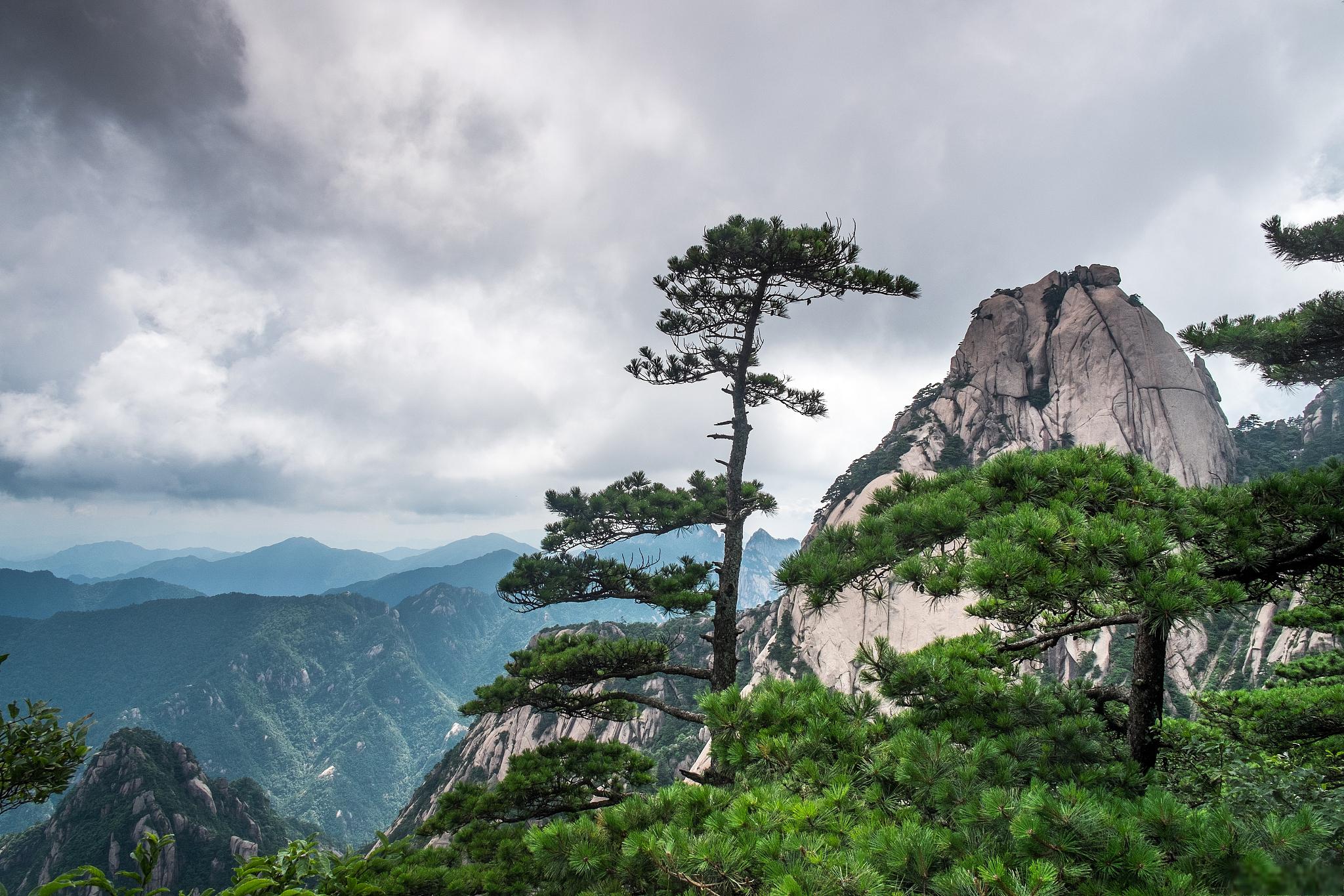 黄山旅游攻略 黄山是中国著名的旅游景点,一般需要安排两天来游览