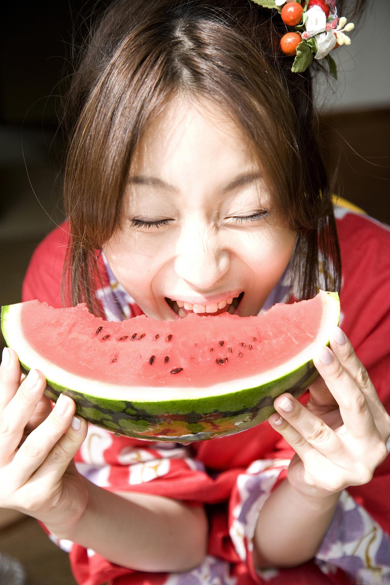 孕期吃西瓜有哪些注意事项 孕期是一个特殊的生理阶段,饮食对母婴健康