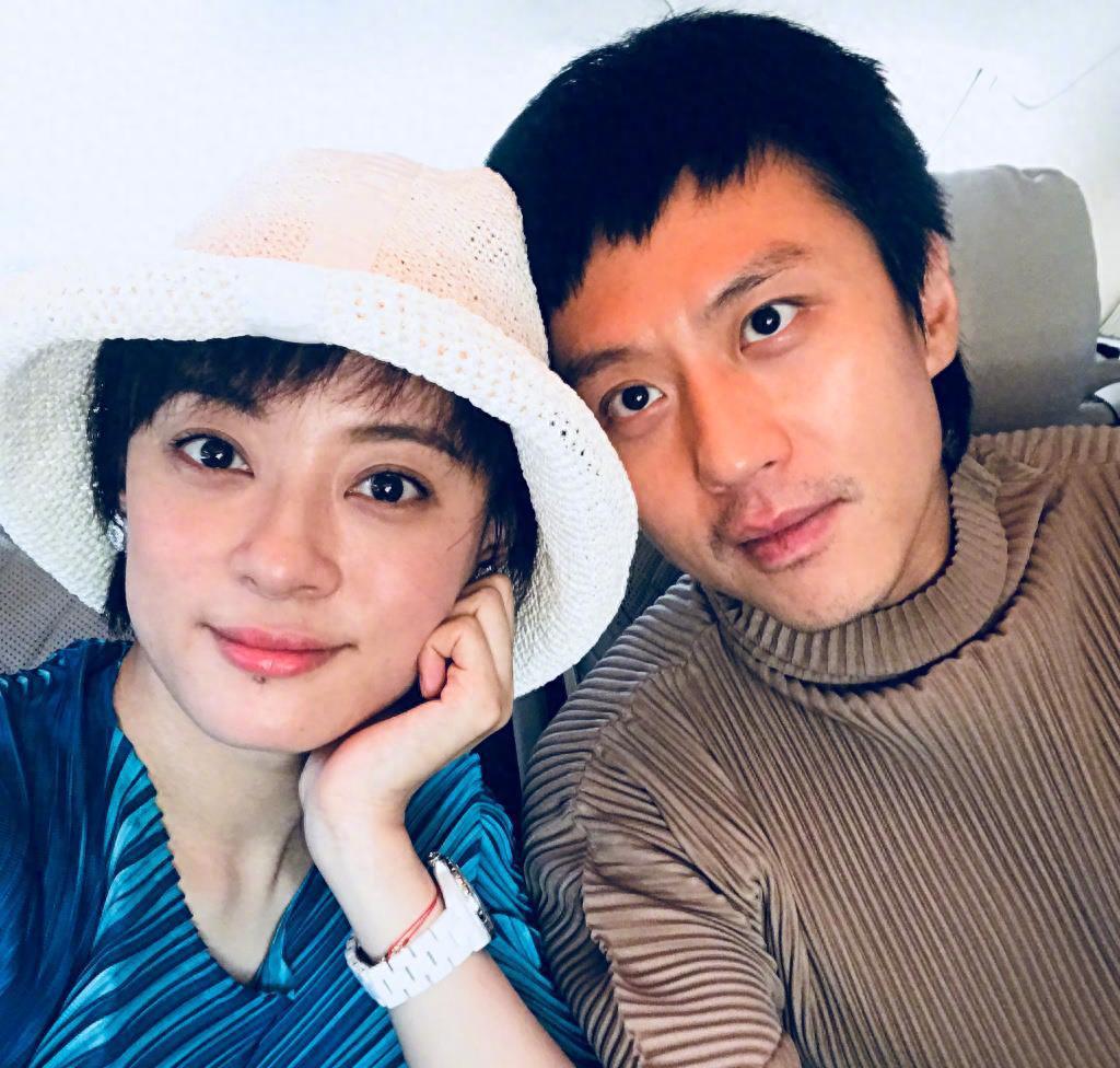 孙俪和邓超的婚姻秘籍 孙俪和邓超是娱乐圈中稀有的情侣,他们在坚守