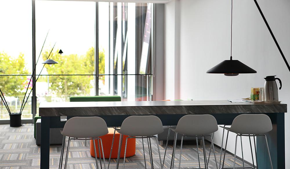 油栎木板材的优势 随着人们对健康环保生活的追求,实木家具逐渐成为