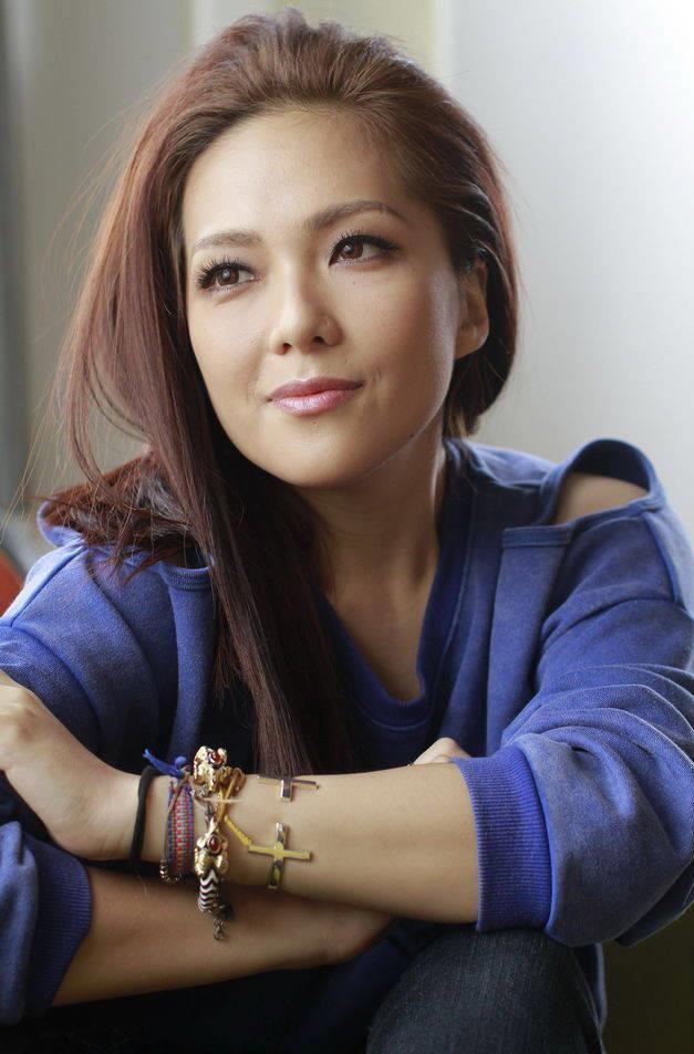 卫兰和卫诗宣布离开华纳唱片 香港歌手卫兰和双胞胎妹妹卫诗宣布离开