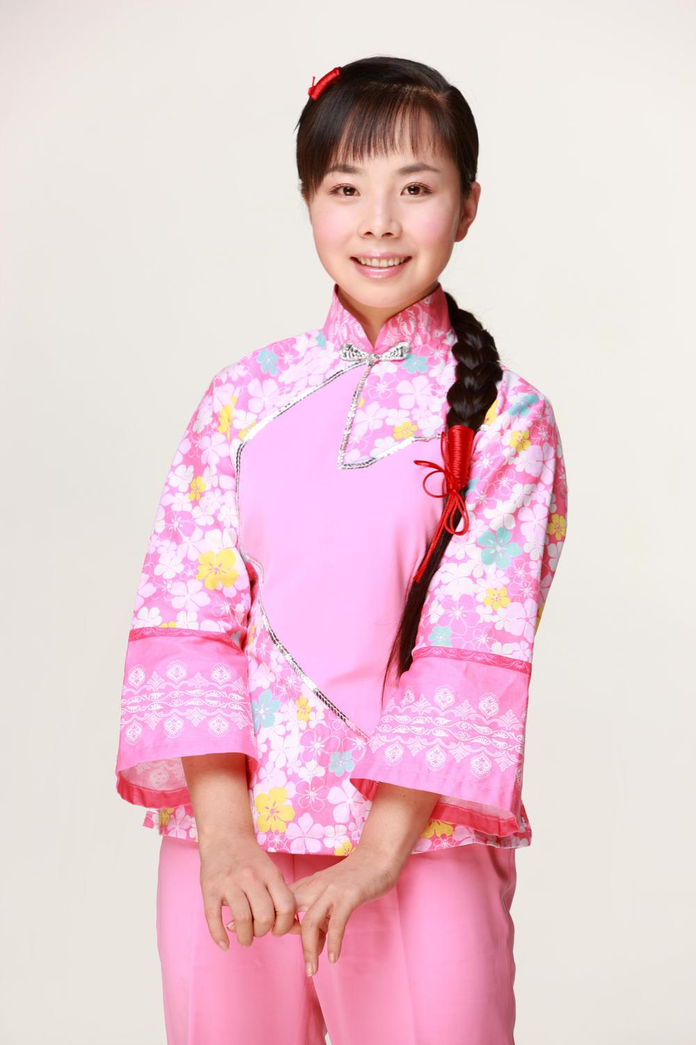 草根明星王二妮:真实身份引人深思 草根歌手王二妮因重回家乡陕西榆林