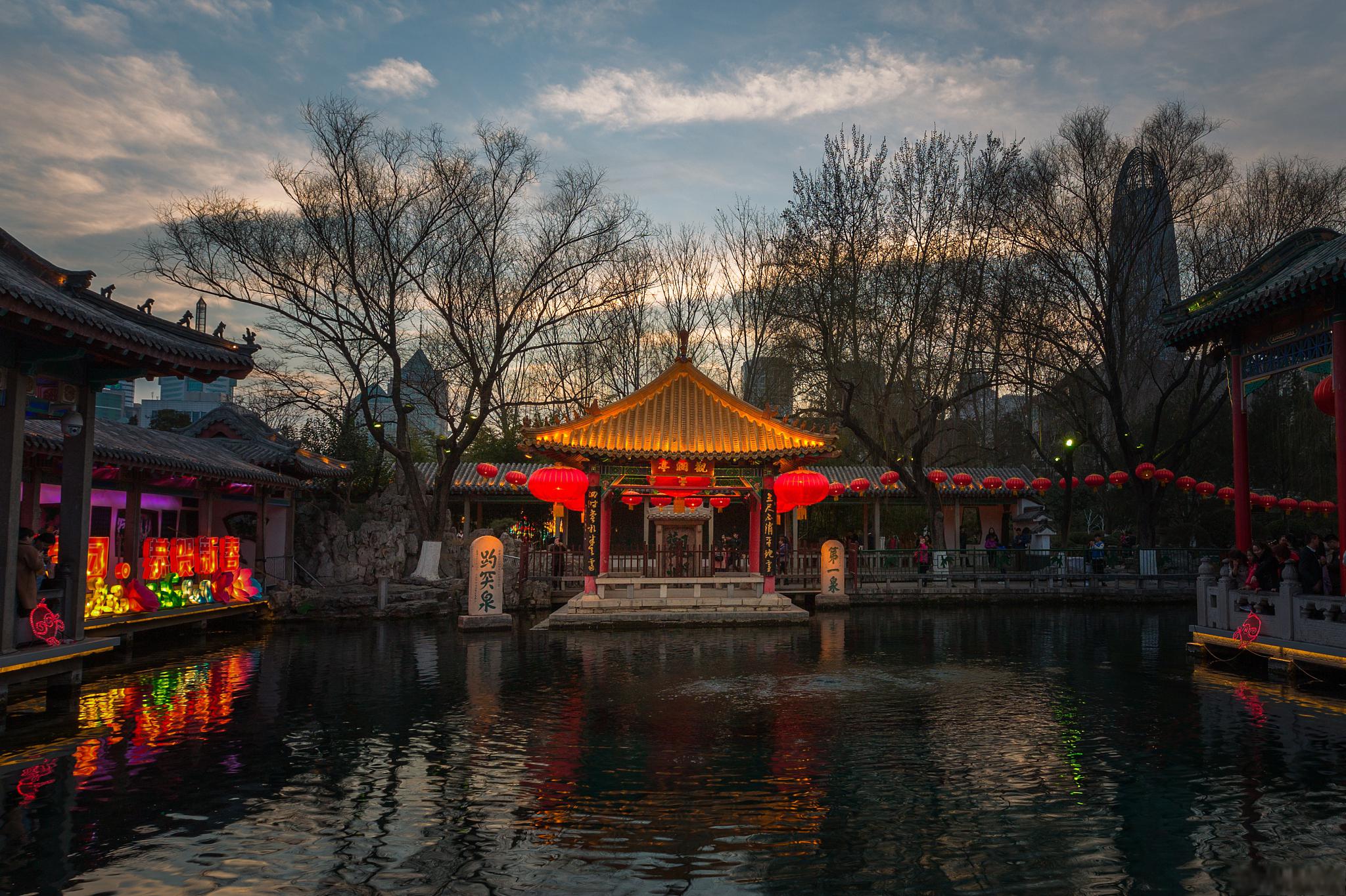 大明湖夜游指南 大明湖晚上是可以游玩的,但是在夜幕降临后的环境下
