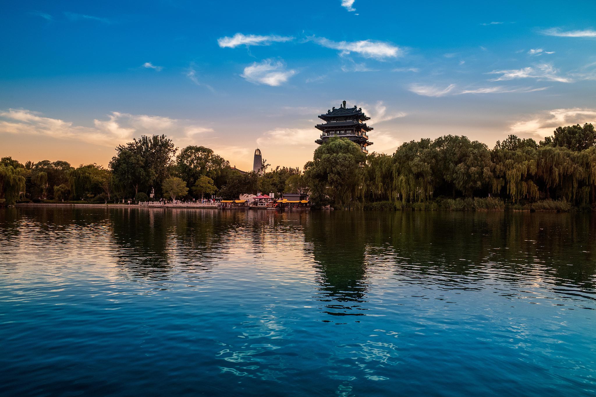 大明湖夜游指南 大明湖晚上是可以游玩的,但是在夜幕降临后的环境下,