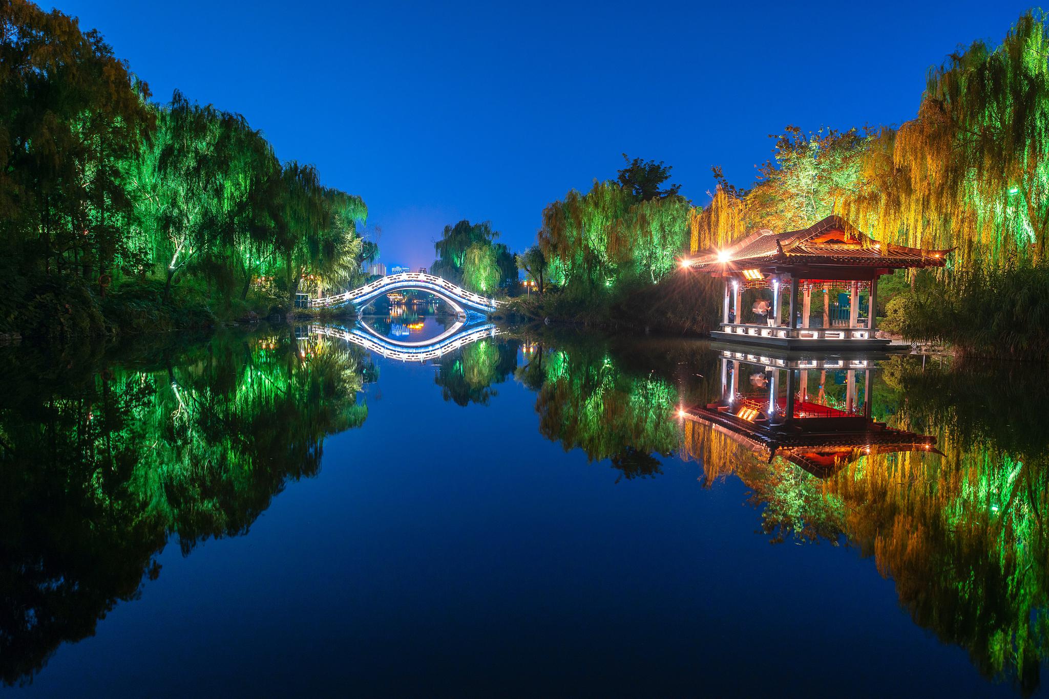 大明湖夜游指南 大明湖晚上是可以游玩的,但是在夜幕降临后的环境下