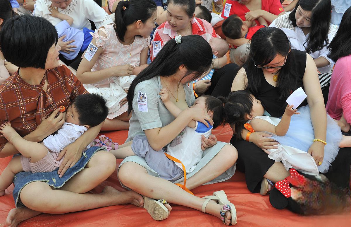 母乳储存小技巧 母乳挤到玻璃奶瓶中可以存放数天,但存放时间不宜过长