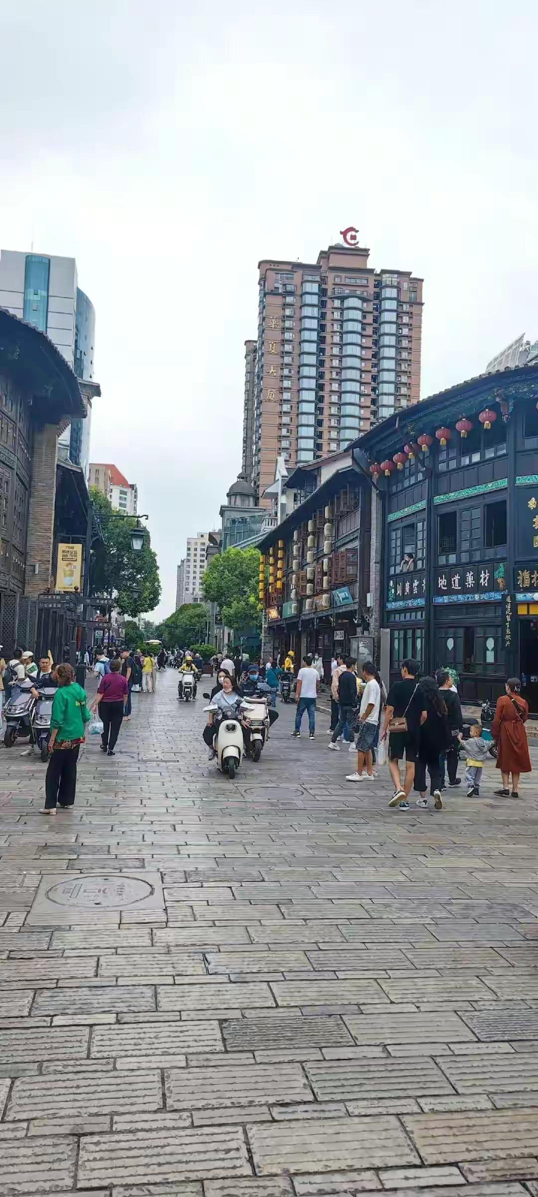 昆明南屏街,一条历史悠久的老街 昆明南屏街位于昆明市中心,是一条