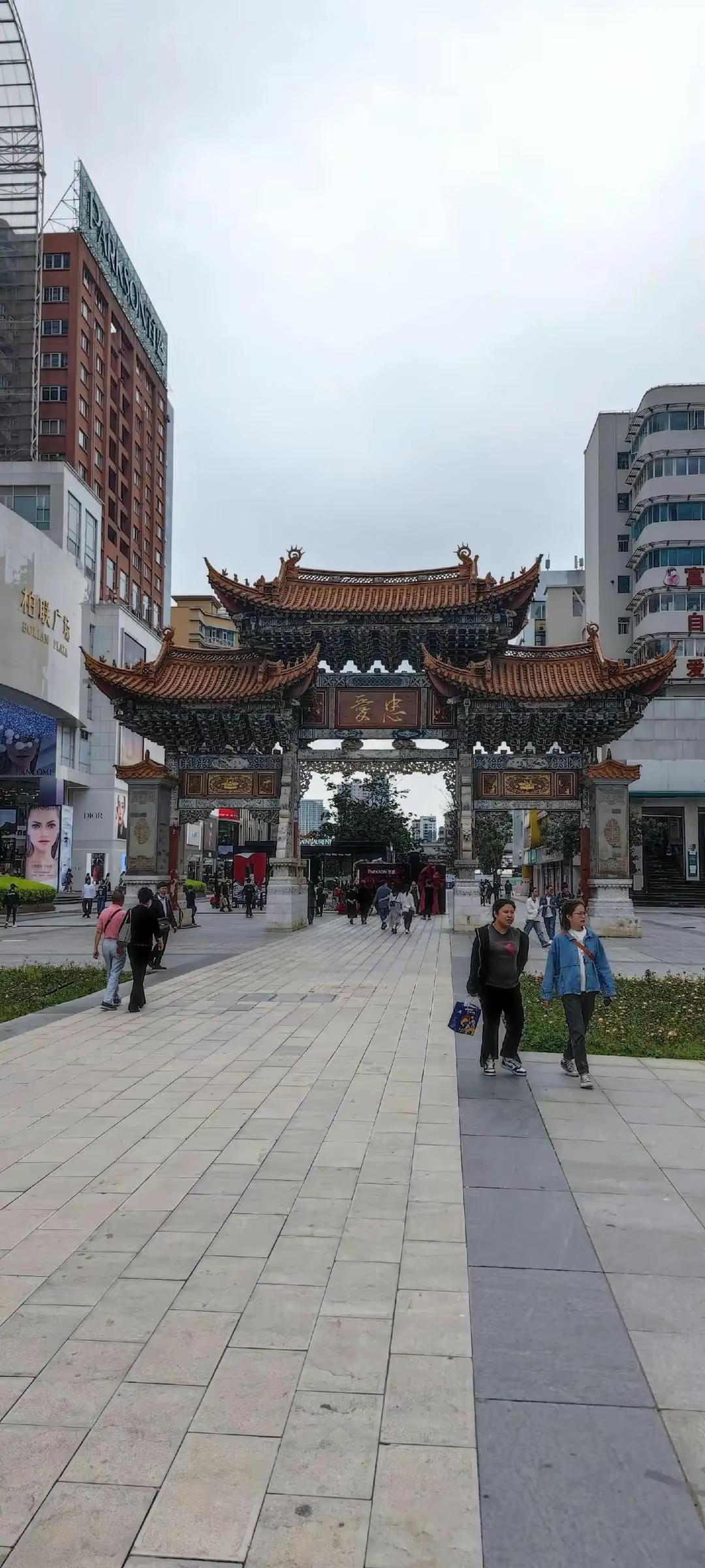 昆明南屏街,一条历史悠久的老街 昆明南屏街位于昆明市中心,是一条