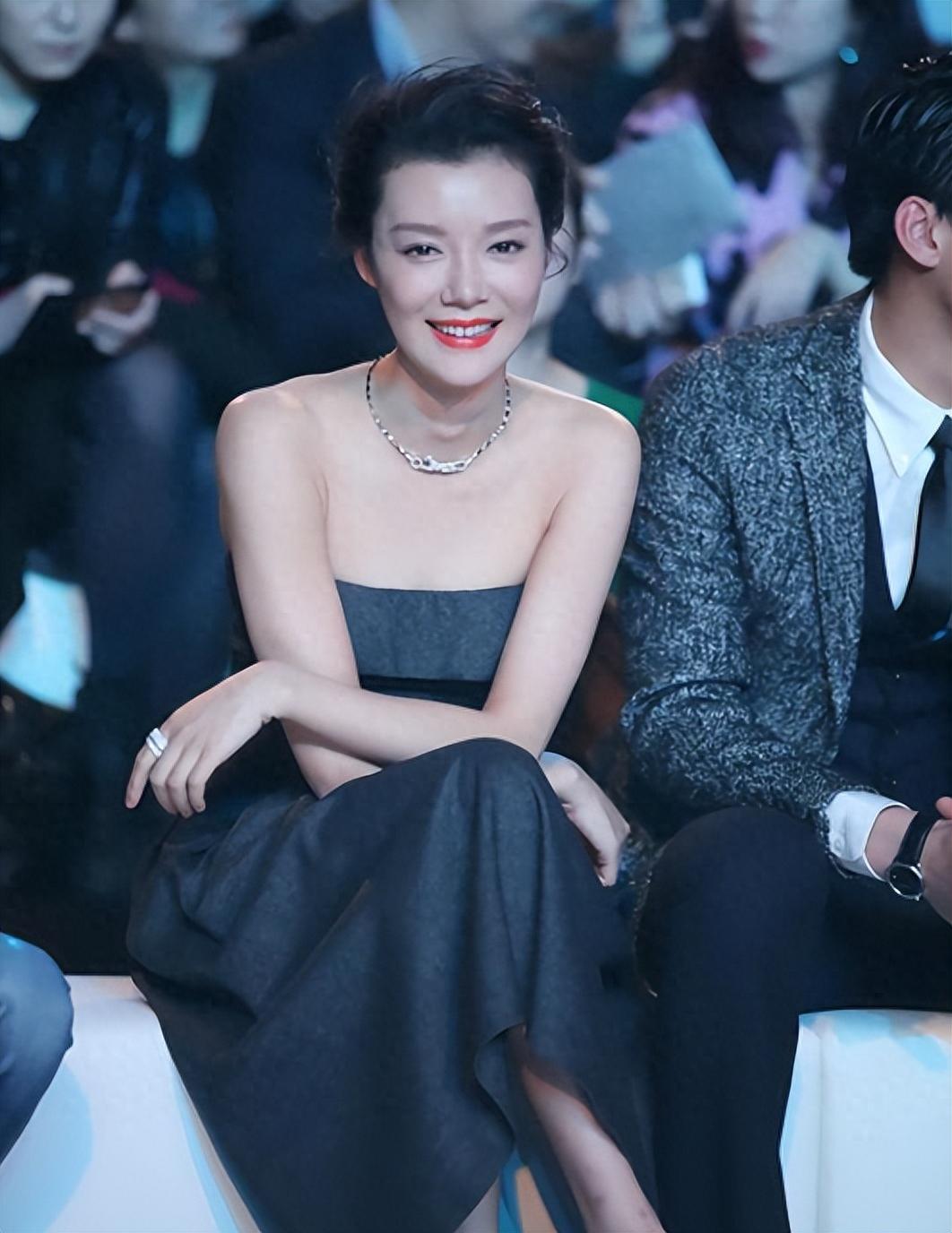 车晓:婚姻与事业的抉择 车晓是一位演员,曾嫁入豪门,但婚姻不幸离婚.