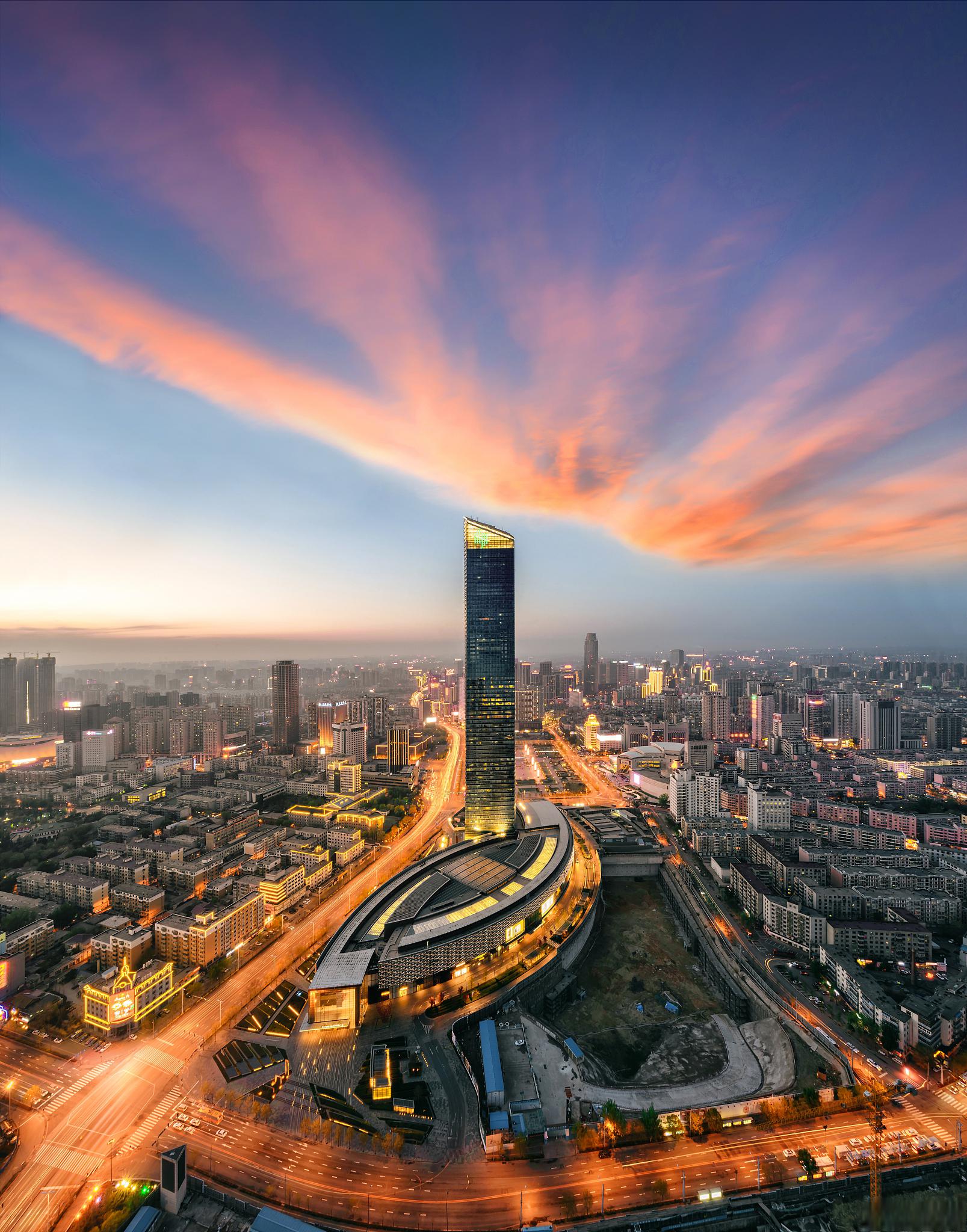 济南旅游攻略 济南,又称"泉城",位于山东省中部,拥有丰富的自然景观和