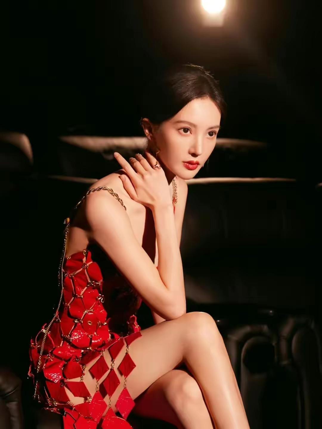金晨:美得不可方物成新晋女神 金晨,90后北舞美女校花,毕业于北京舞蹈