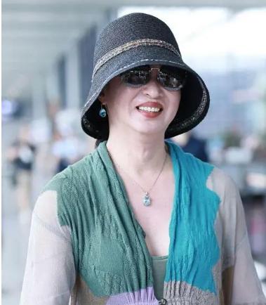 金星飞机上怒怼两个中东土豪 金星在飞机上遇到两个无礼的老外,她毫不