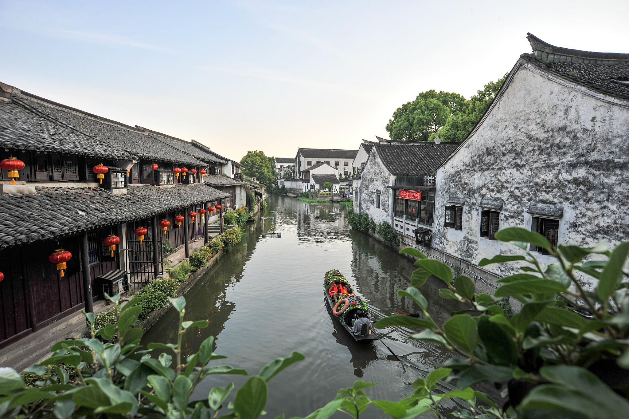 探访绍兴古镇 绍兴,坐落在中国浙江省的一颗明珠,以其悠久的历史和