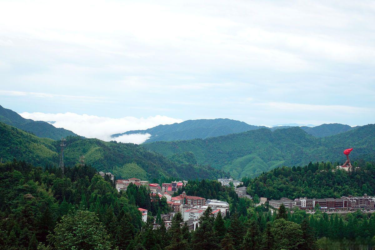 井冈山——中国革命的摇篮 井冈山位于湘赣边界,罗霄山脉中段,江西省