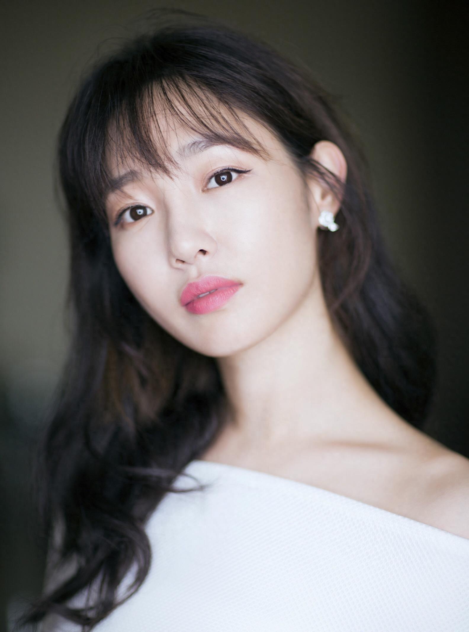 白百何:演技派女神 白百何是一位多才多艺,演技出众,美丽动人的女演员