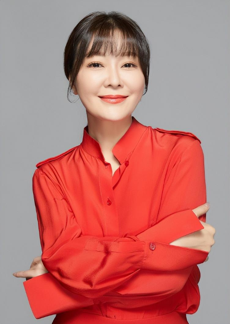 王小骞曾经是央视主持人,但由于竞争激烈,她的工作逐渐失去了热情和