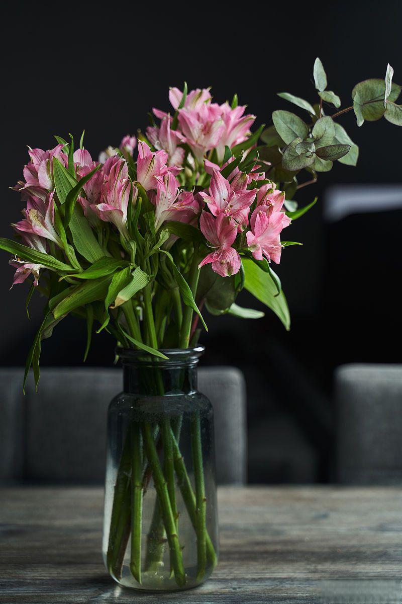 深水醒花,也被称为水培花卉醒花法,是一种让花卉在静止的水中生长的