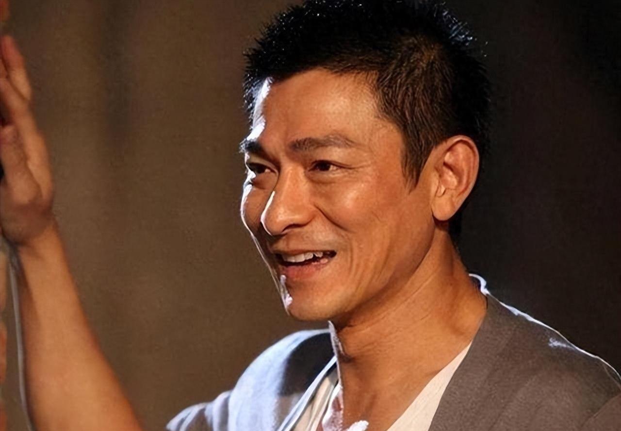 刘德华演唱会被打 刘德华在沈阳演唱会上因身体不适提前结束,却被主办