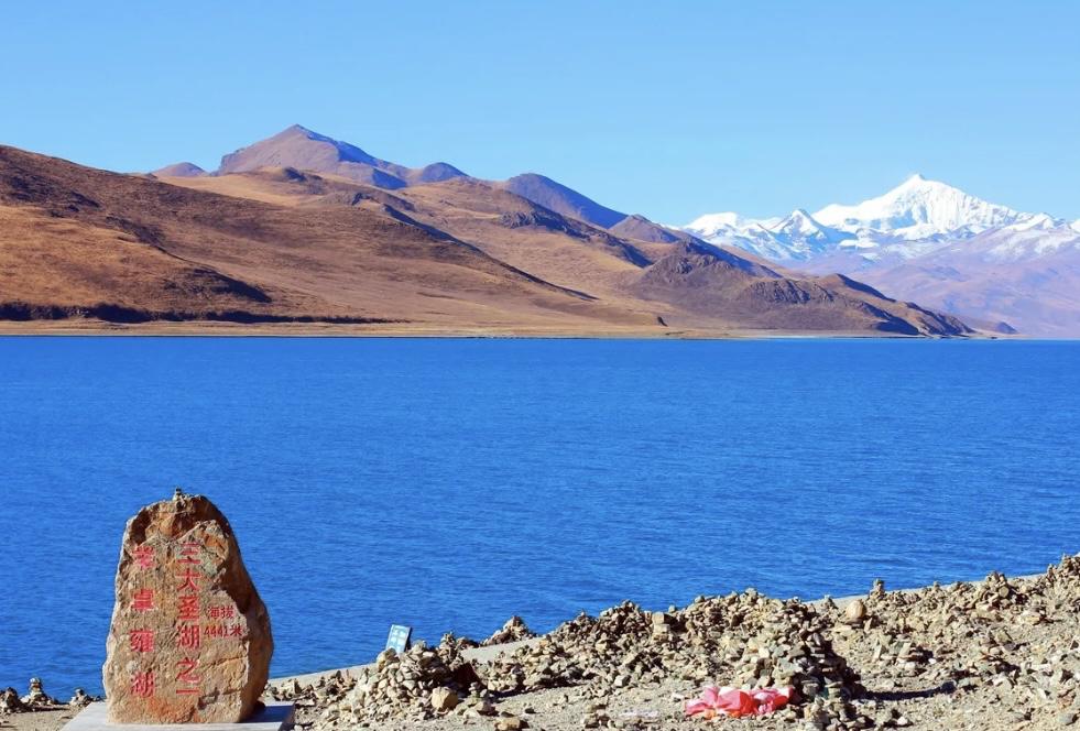 羊卓雍措,西藏三大圣湖之一 羊卓雍措,也被称为羊湖,位于西藏自治区
