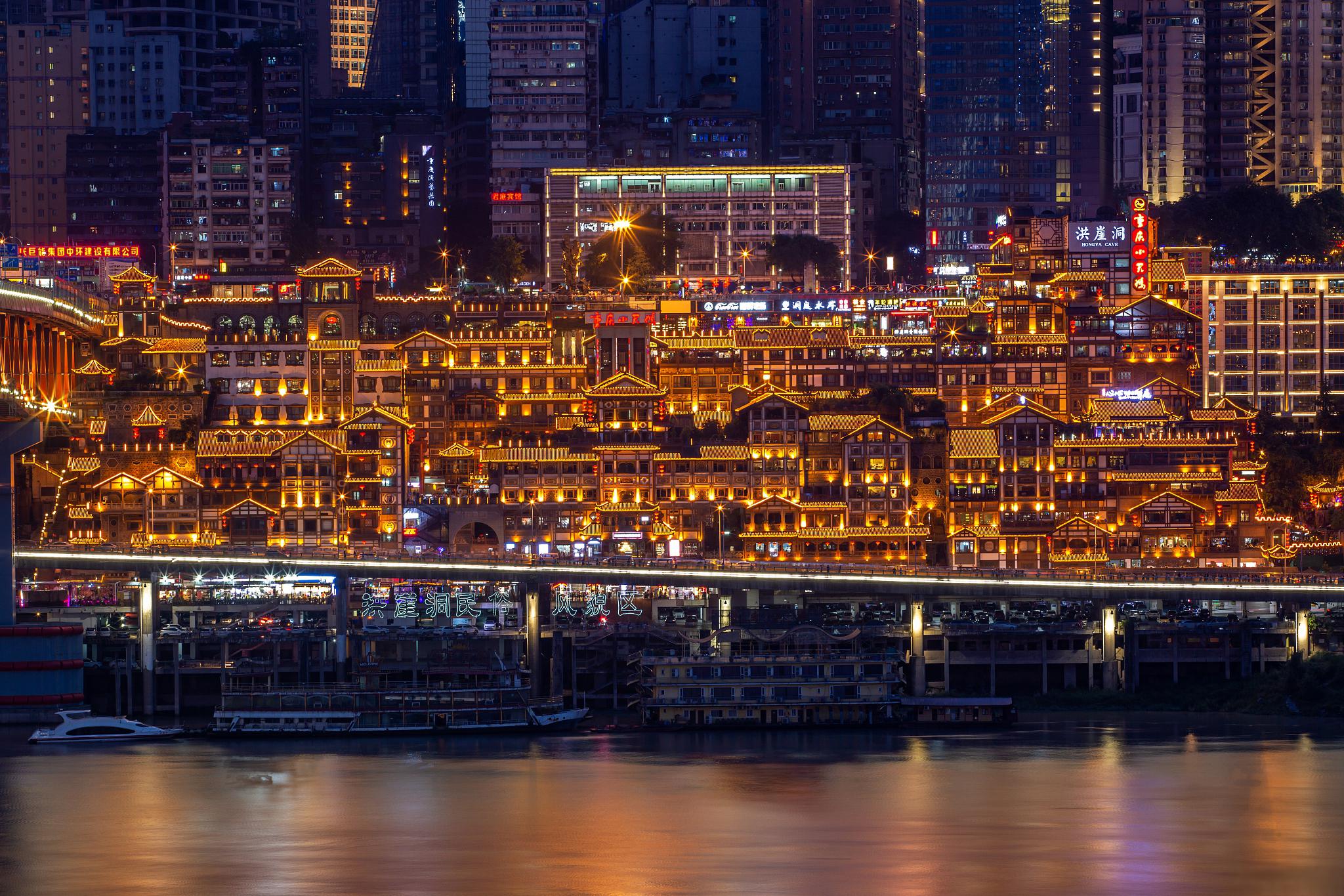 重庆:山城与8d魔幻城市 重庆,一座被誉为"山城"和"8d魔幻城市"的独特