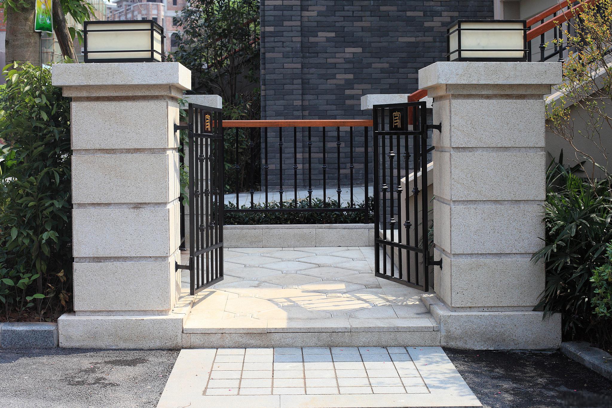 农村大门口设计应该怎么做 农村大门口设计应简洁,自然,功能性强.