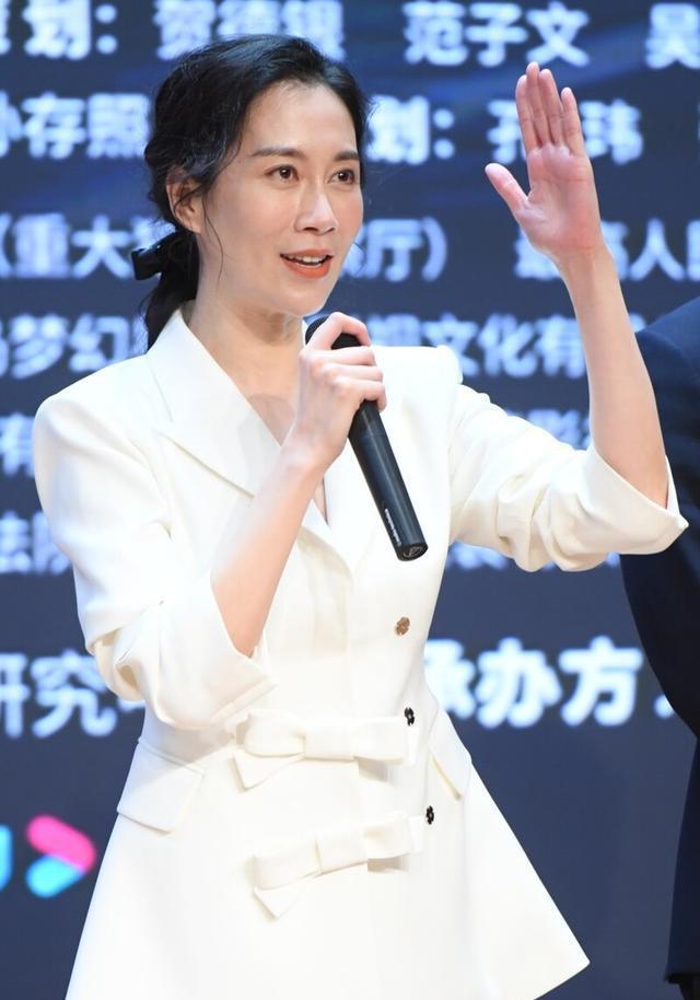 温峥嵘:演艺事业与平凡生活 温峥嵘,一位才华横溢的演员,她的演艺事业
