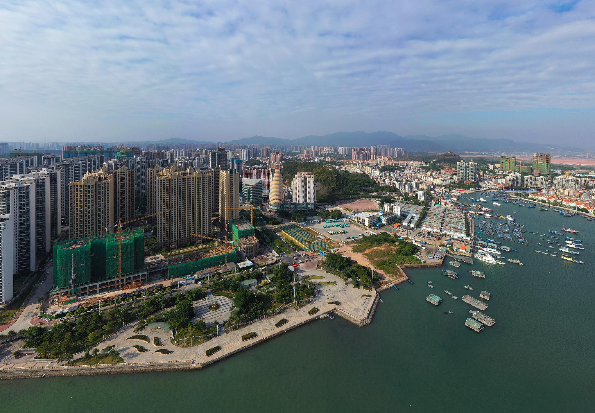 惠州旅游攻略 惠州位于广东省东北部,紧邻香港和深圳,南临南海
