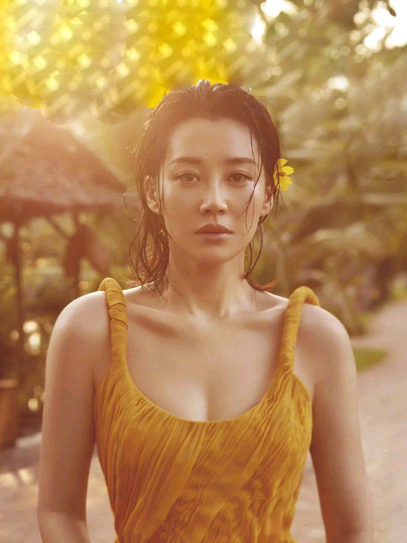 冯小刚与许晴激情戏 许晴是娱乐圈中备受瞩目的女演员,她与冯小刚在