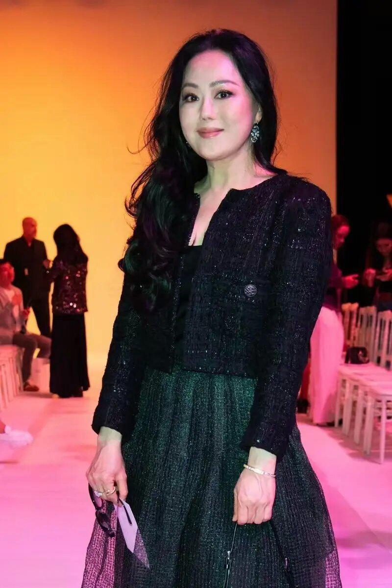 章小蕙的穿搭技巧 章小蕙身材微胖,但穿上黑色连衣裙配大波浪卷发,看