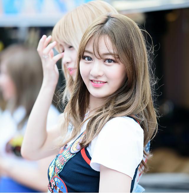 志效:从练习生到全球独奏音乐人 twice的主唱和领舞志效,曾经是一位