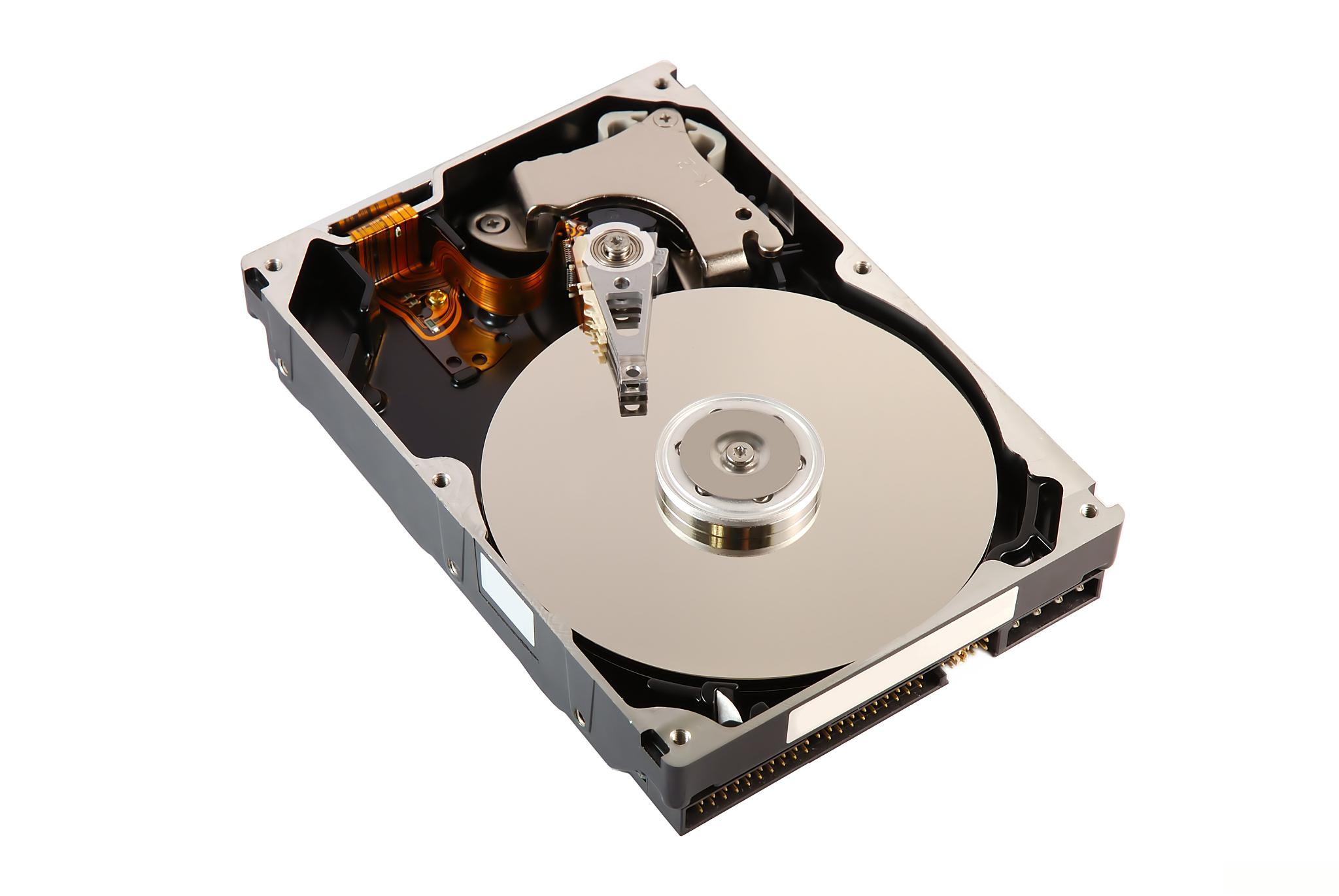 ssd与hdd的简单对比 传统的hdd是"马达,磁头,磁盘"的机械结构,ssd是"