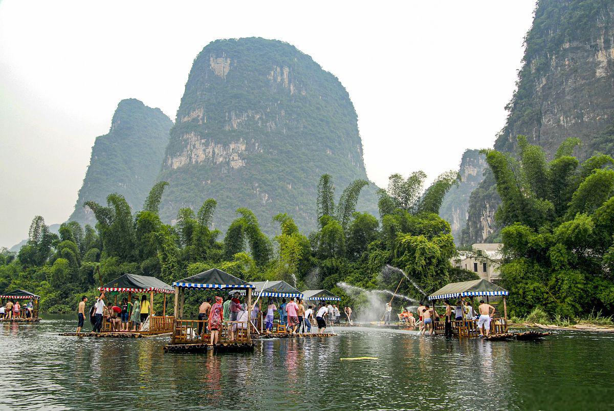 桂林旅游攻略 桂林是中国著名的旅游城市,拥有美丽的山水风光和丰富的