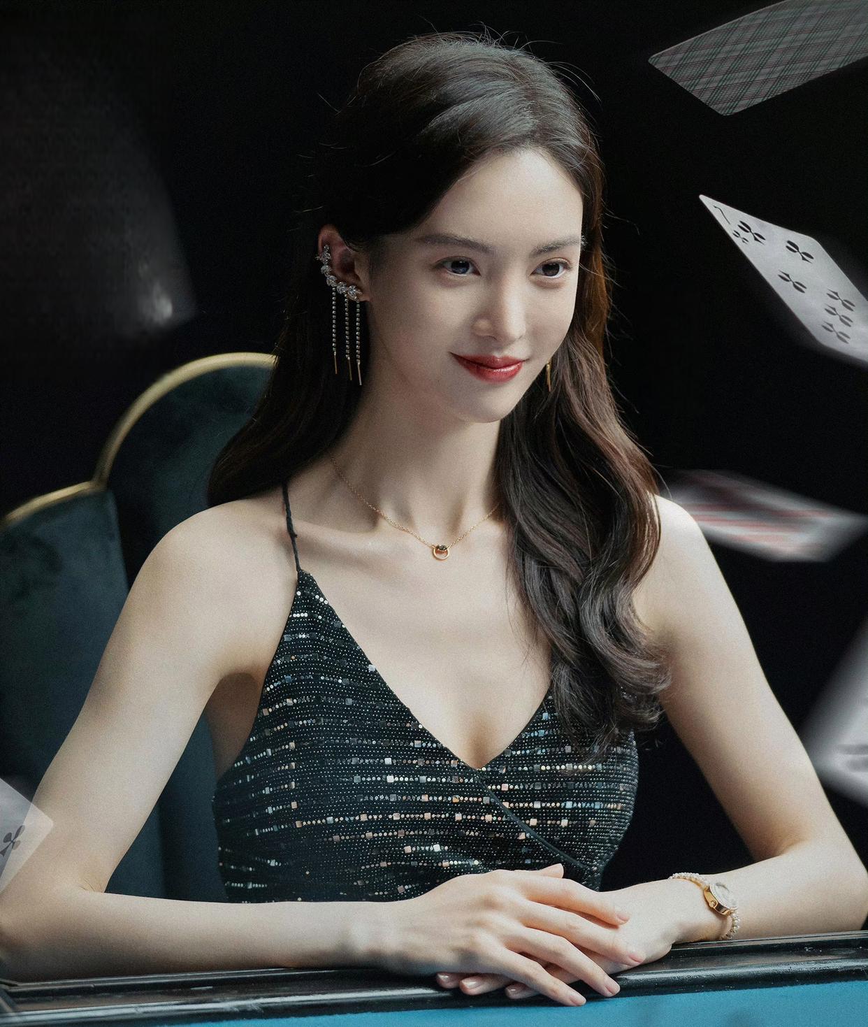 金晨的出色演技和独特魅力 电影《孤注一掷》中,金晨饰演的荷官,室换