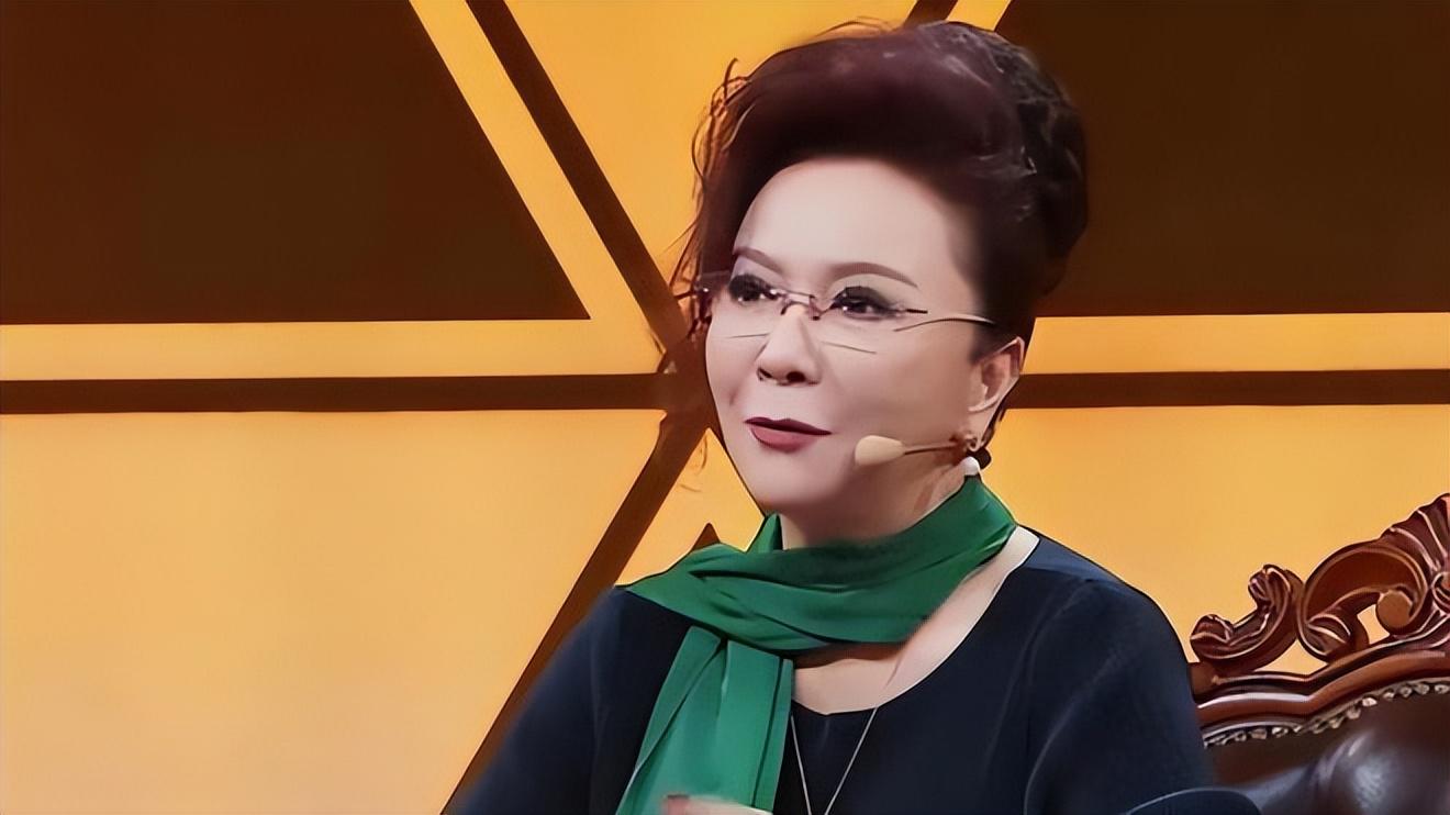 蔡明儿子丁丁:大有来头 蔡明是著名的小品演员,她多次登上春晚舞台