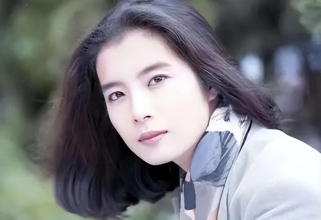 岳翎:从台湾电视一姐到全职太太 岳翎是琼瑶的御用女主角,从《青青
