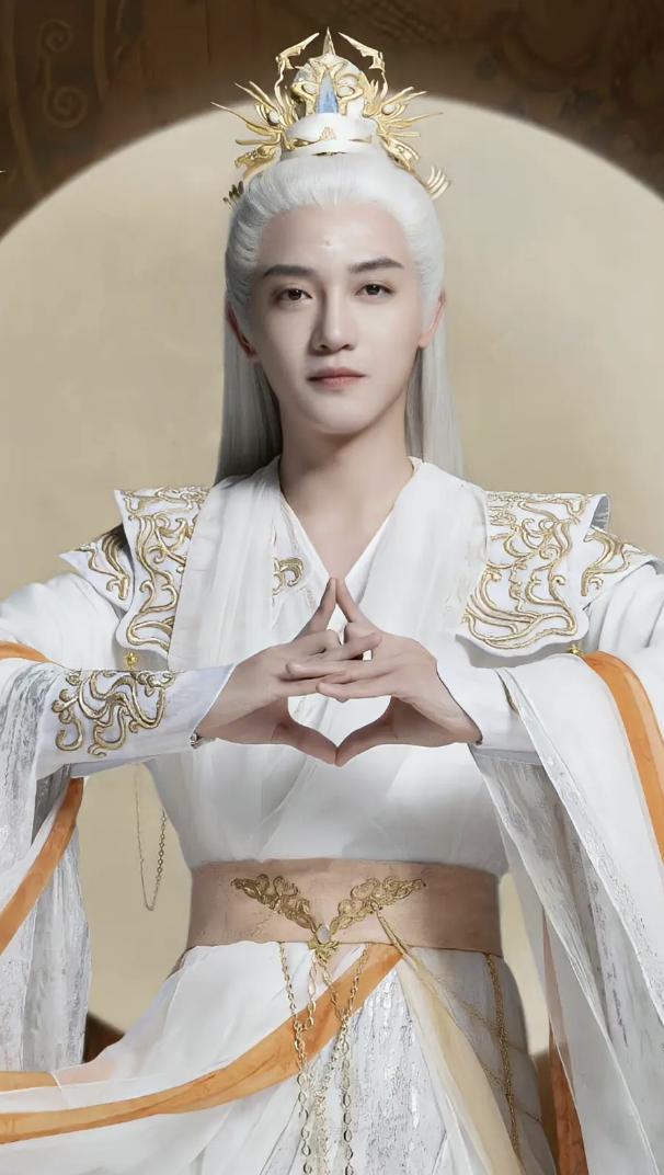 《长月烬明》中稷泽的扮演者陈博豪 陈博豪,中国内地的青年演员,出生