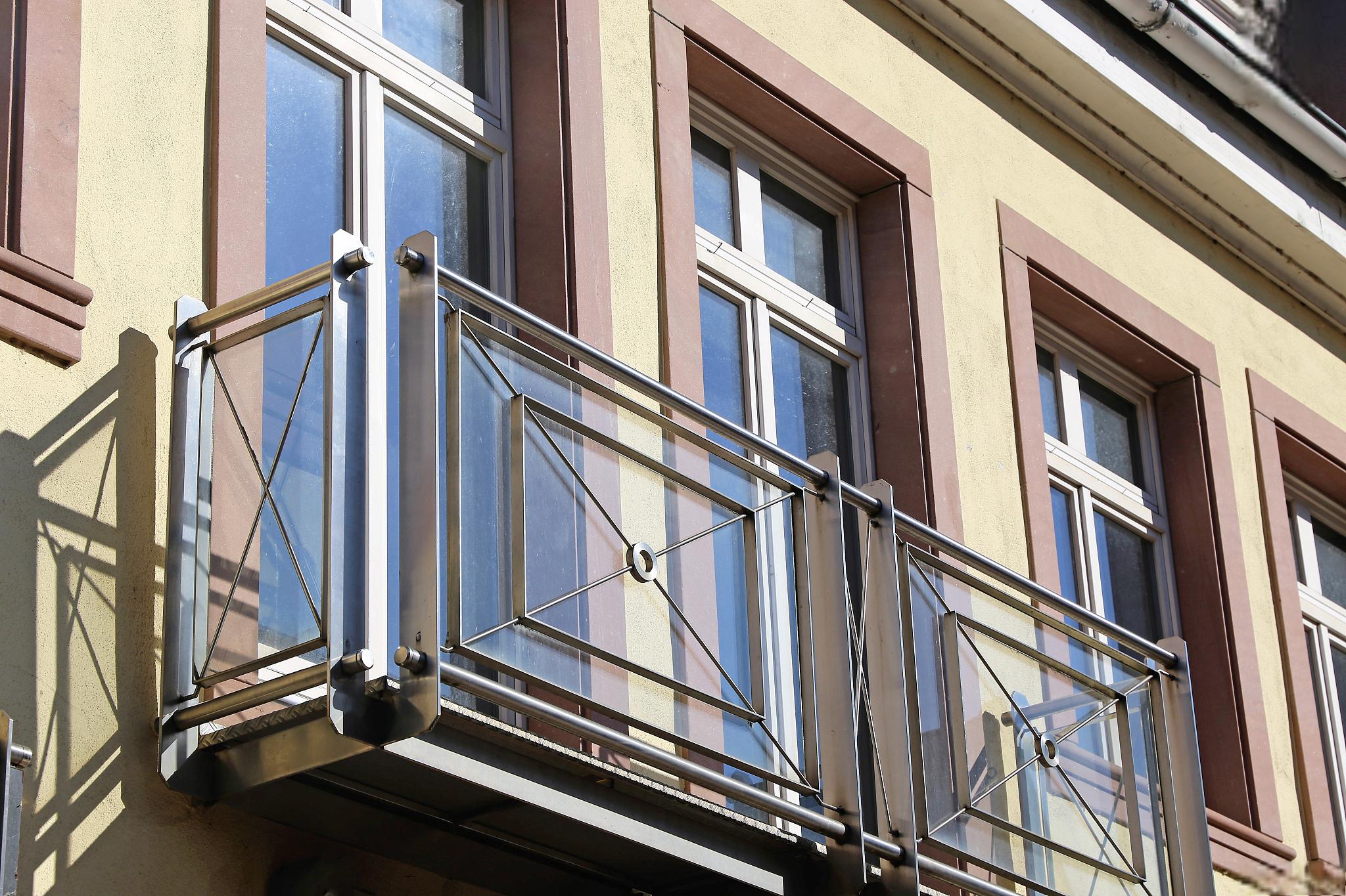 阳台护栏高度应符合哪些标准 阳台护栏的高度应符合相关的建筑法规和